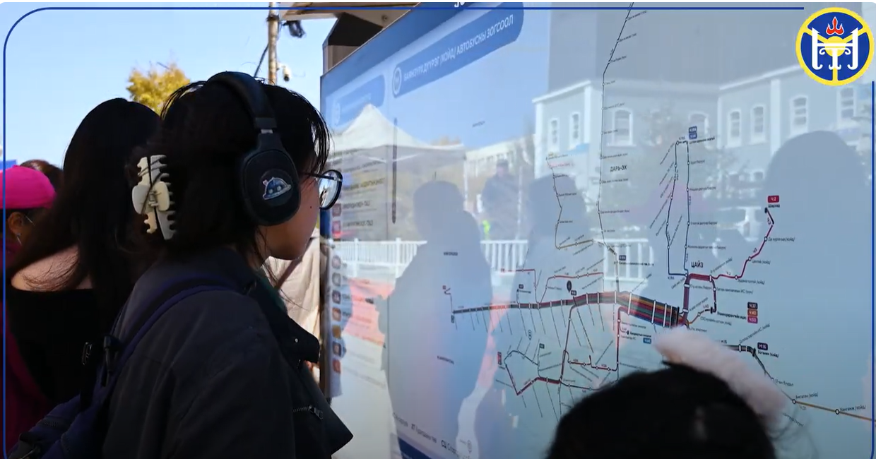 Автобусны зогсоолын мэдээллийн самбар дахь зураглалыг шинэчилж байна